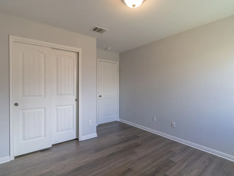 1411 Elbe St — Photo 17