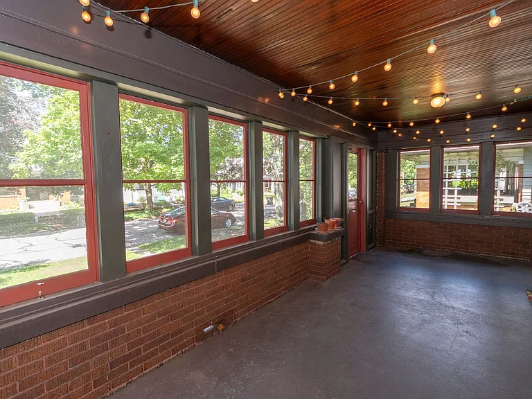 1106 Woodward Ave — Photo 2