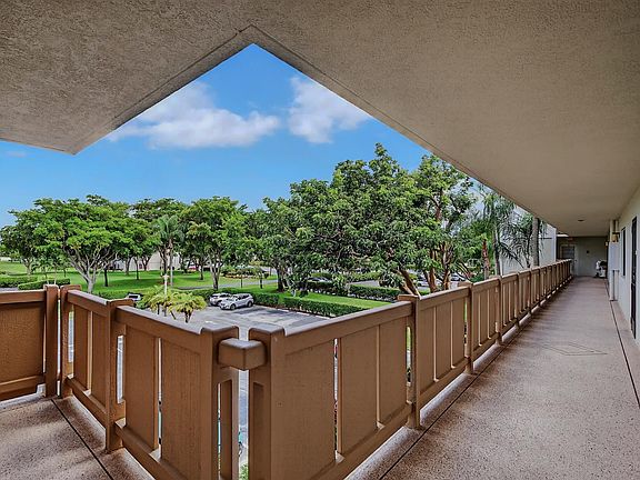 5th image of 14375 Strathmore Lane #404