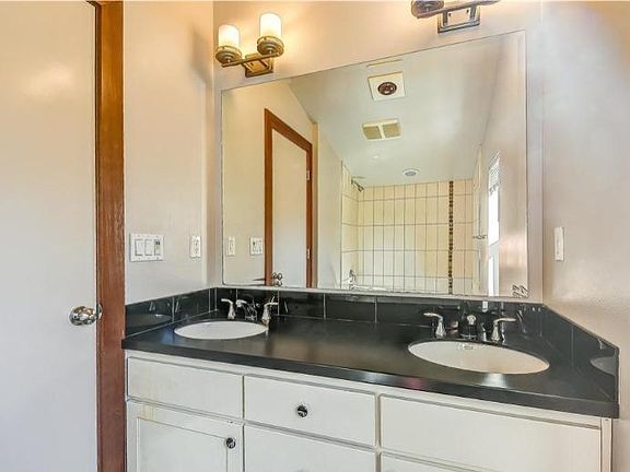 4th image of 670 NE 40th St #1