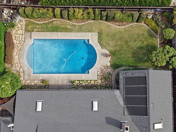 2nd image of 2565 Sebastian Dr