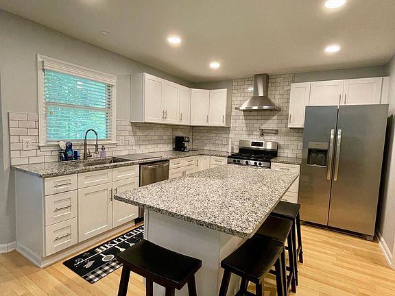 5th image of 4206 Queen Victoria Pl