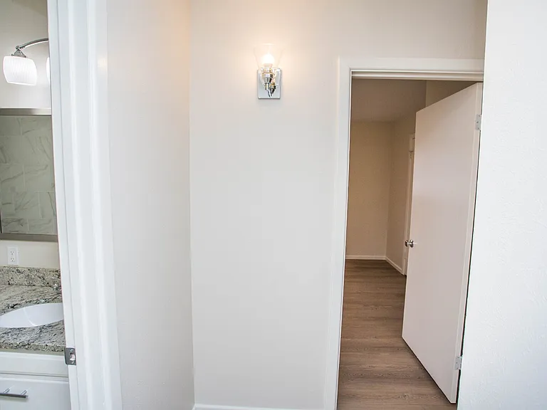 5425 42nd St — Photo 30