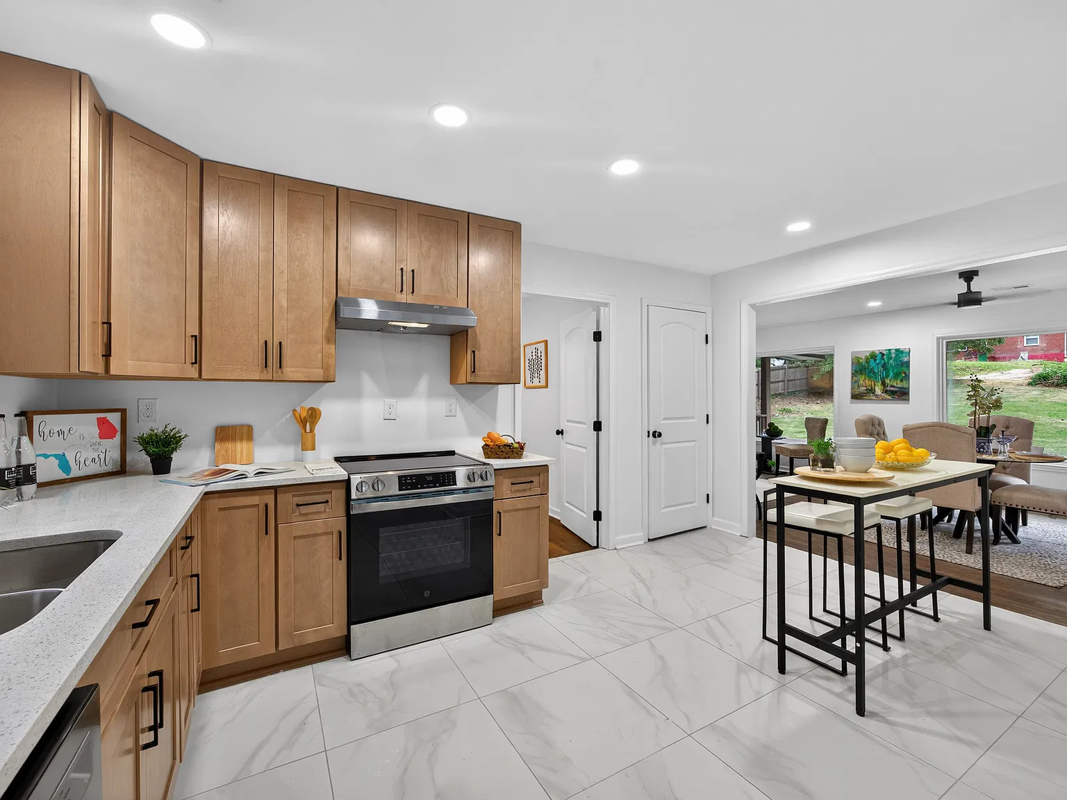 5 bed, 2784 sqft, $3,700 — Photo 2
