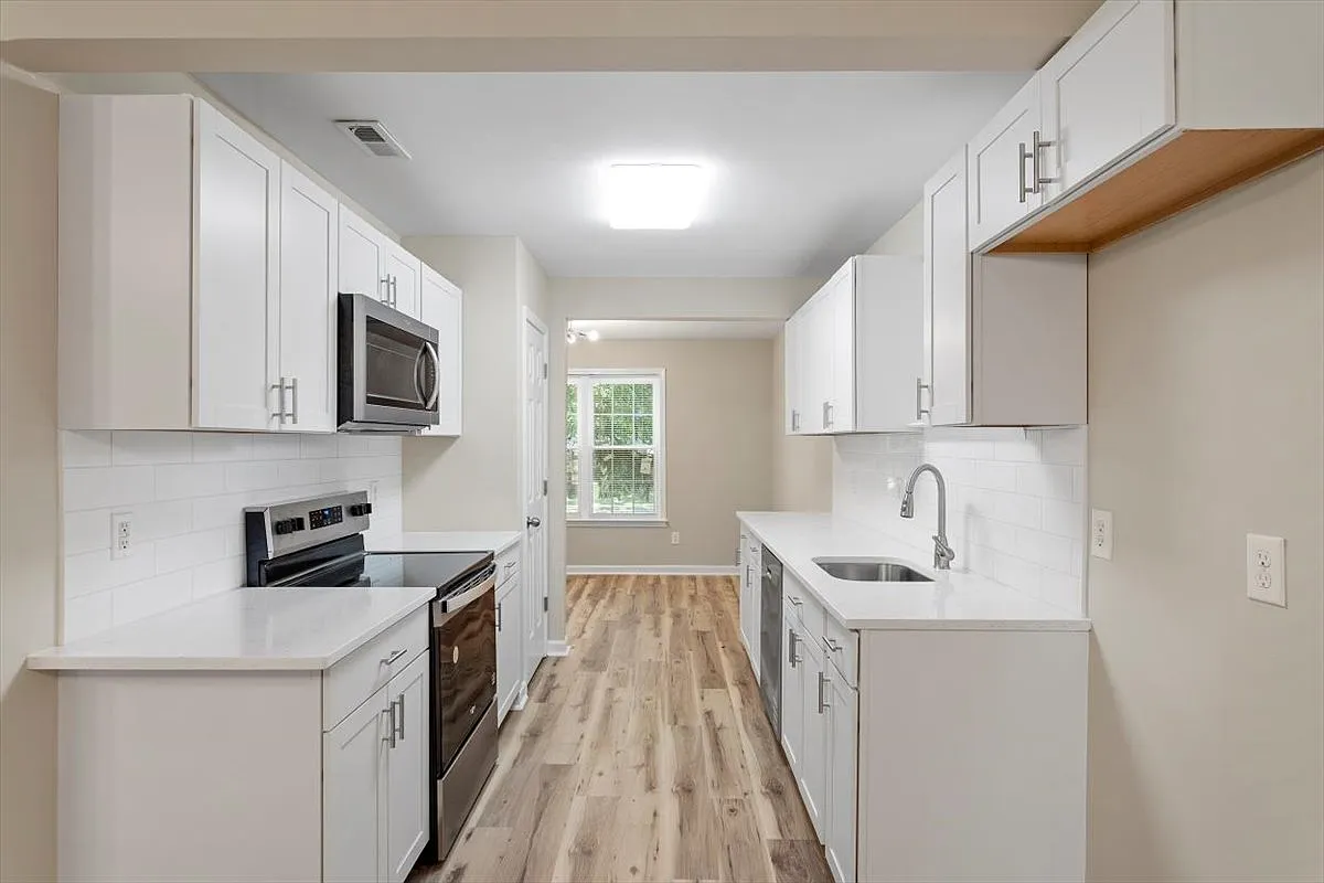 3 bed, 2.5 bath, 1271 sqft, $1,695 — Photo 3