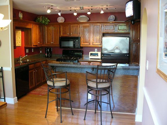 Kitchen W/ Breakfast Bar