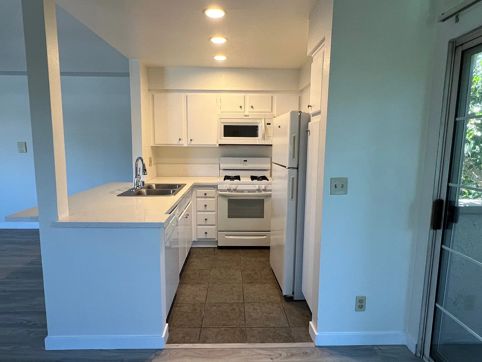13610 Moorpark Street — Photo 4