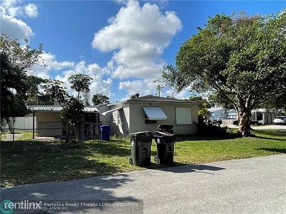 5th image of 300 SW 12th Ct