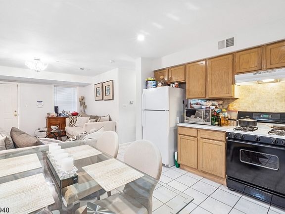 5th image of 51 Saint Charles St