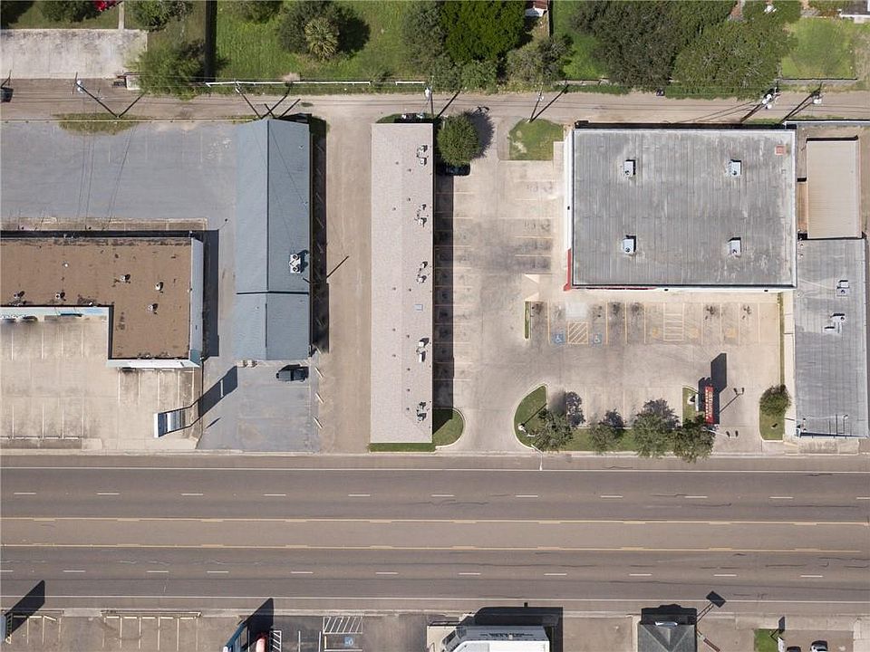 2nd image of 911 S Closner Blvd