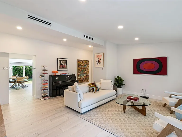 1945 Alamanda Dr — Photo 12