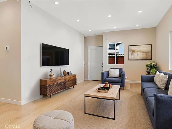 4th image of 22714 Burbank Blvd #22716-1/2