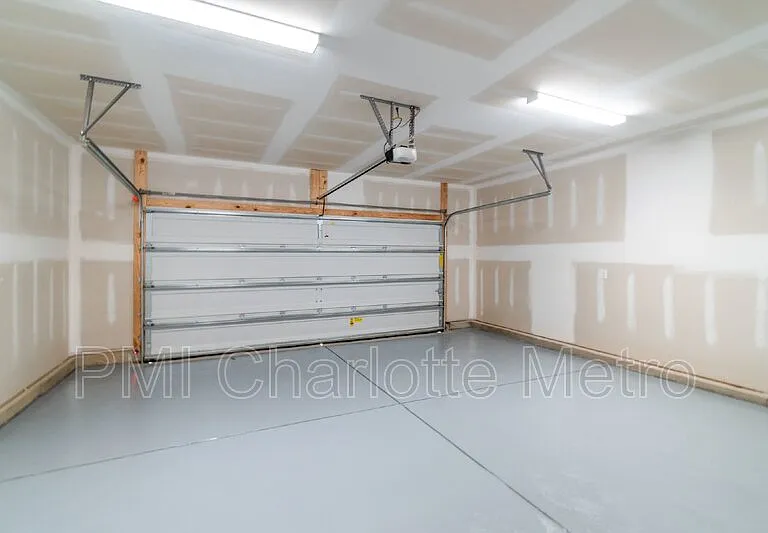 2831 Aubrey St — Photo 12