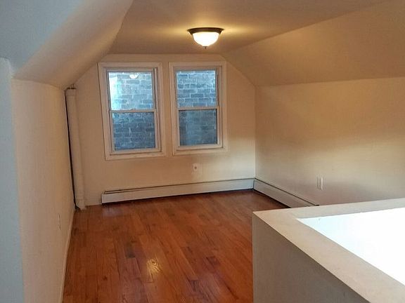 5th image of 2756 Creston Ave