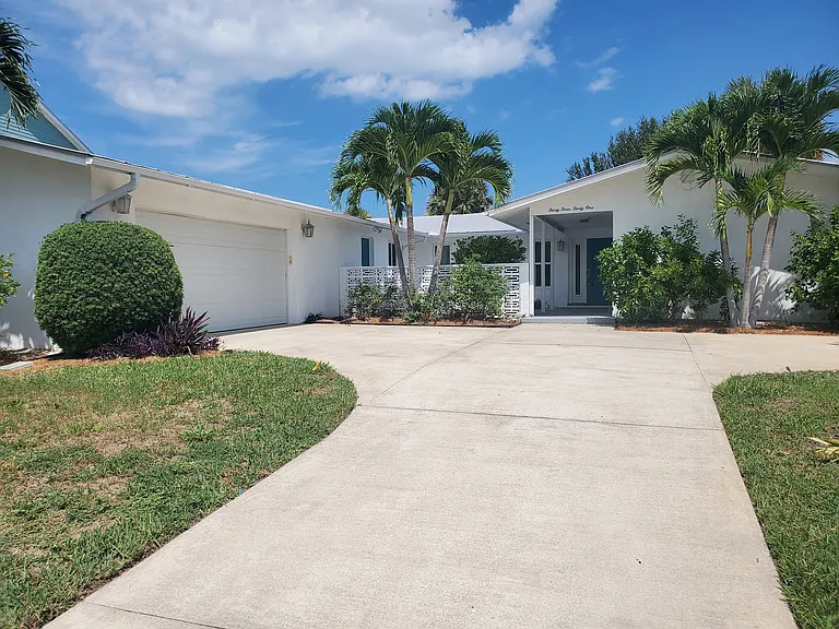 3331 NE Skyline Dr — Photo 1