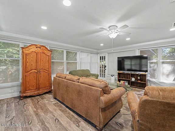 5th image of 2130 Springwood Rd