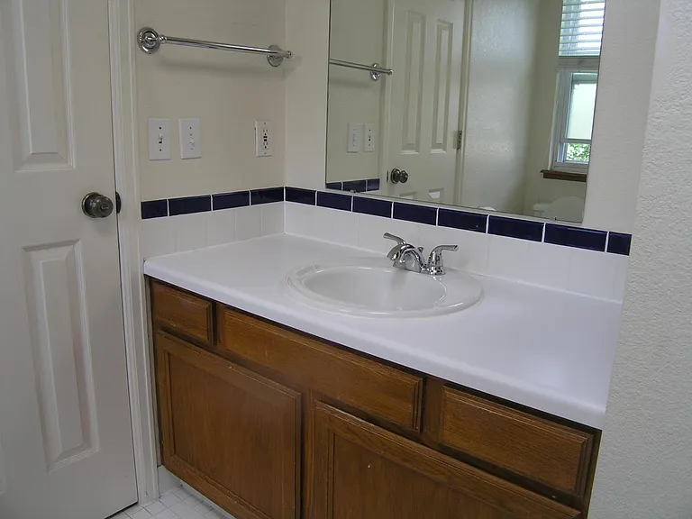 556 W Sycamore St — Photo 6