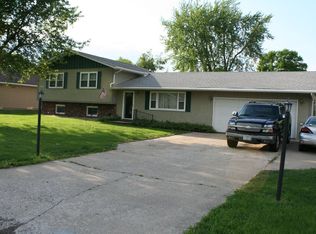 327 Harvester Rd, Canton, IL 61520