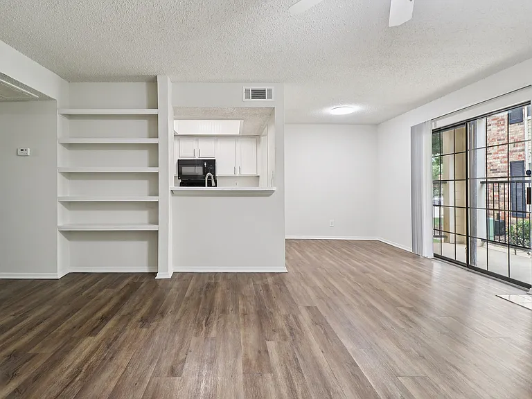 A4 Livingroom look to bar and dining