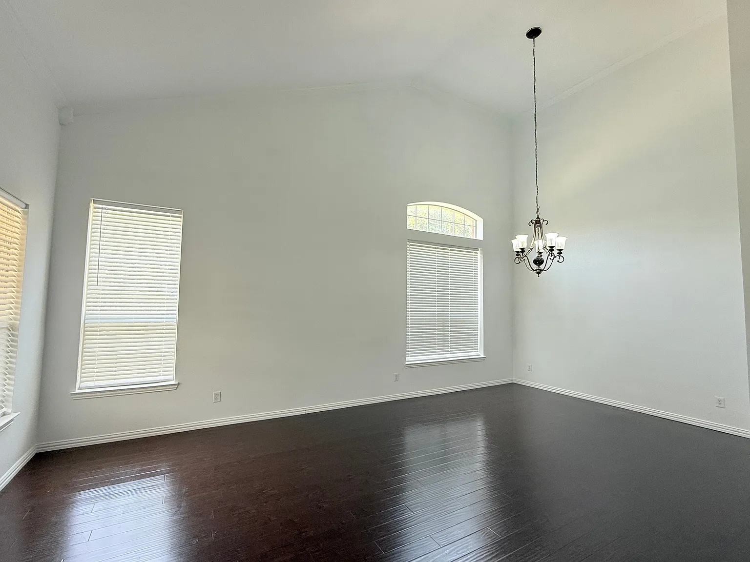 5 bed, 3258 sqft, $3,150 — Photo 4