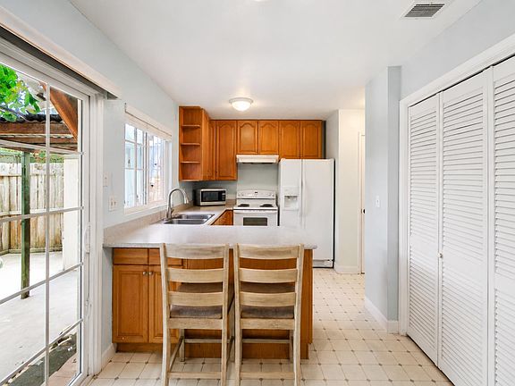 3rd image of 1920 Waterloo Ct