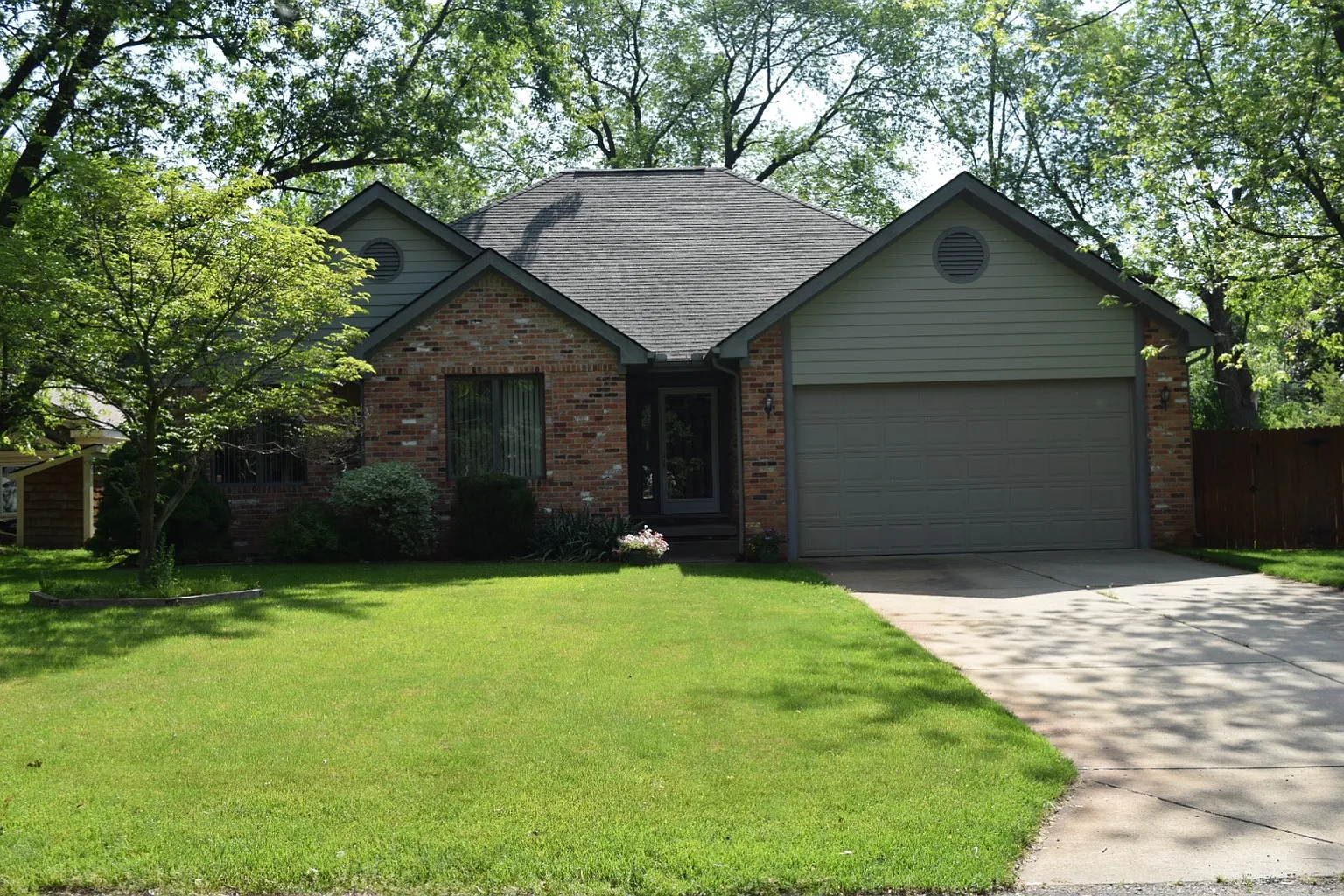 1583 Weymouth Ave photo 1