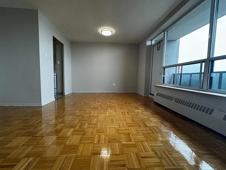 1219 Dundas St W — Photo 31
