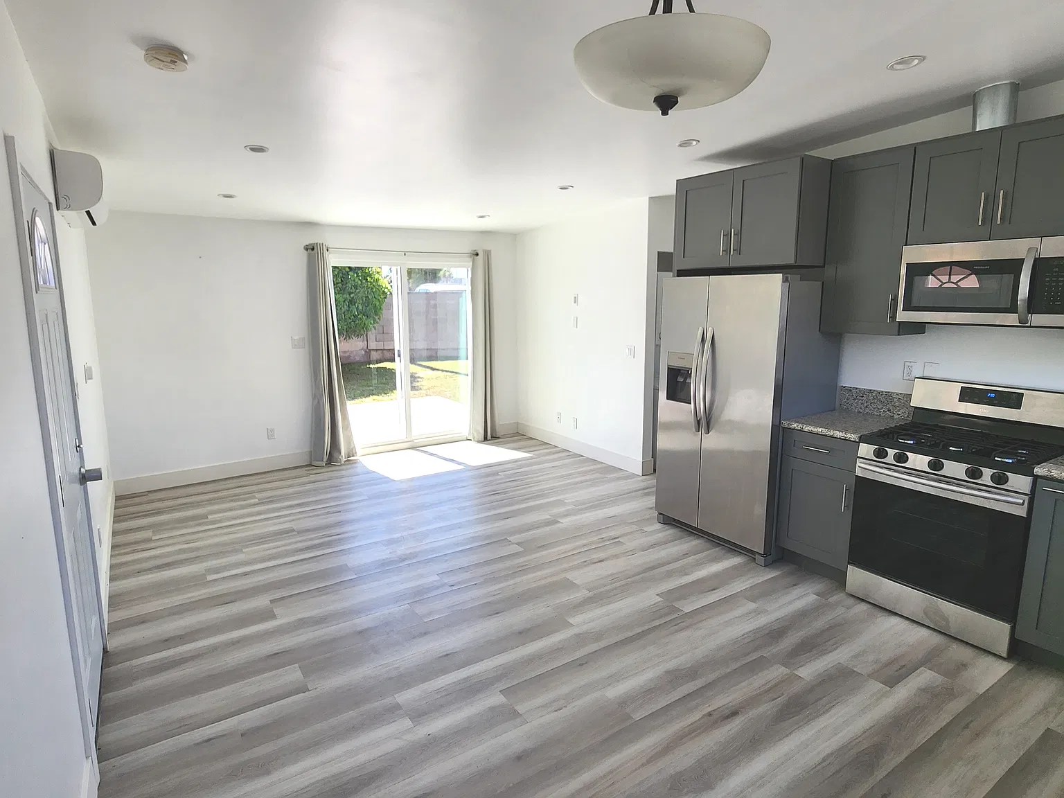2 bed, 850 sqft, $3,490 — Photo 2