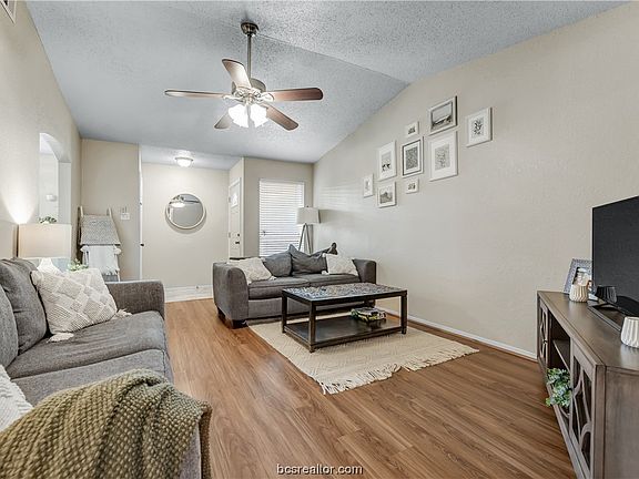 4th image of 313 Amherst Ct