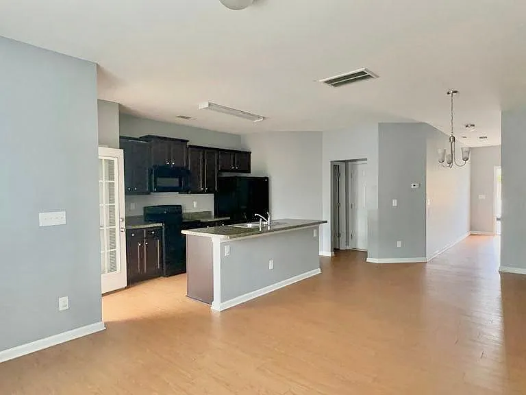 4032 Queensbridge Rd — Photo 3