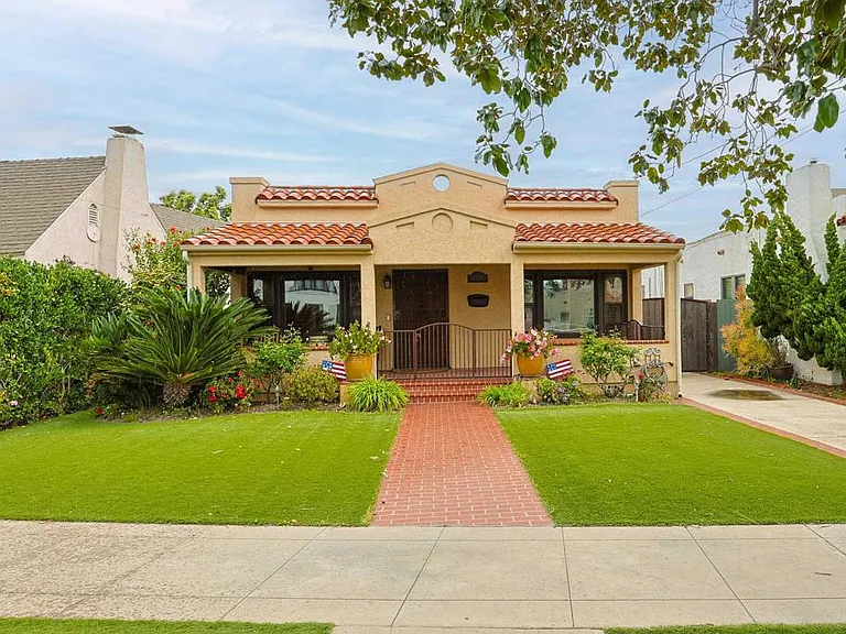 1027 Encino Row — Photo 58