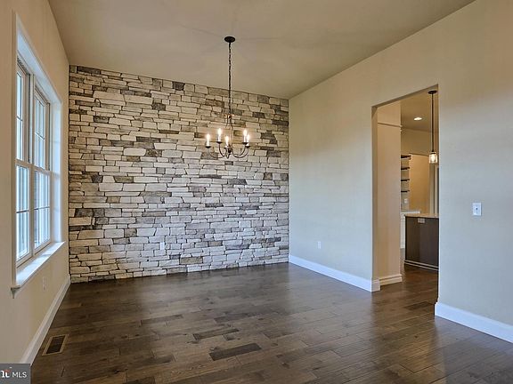 5th image of 22 Starlight Ln