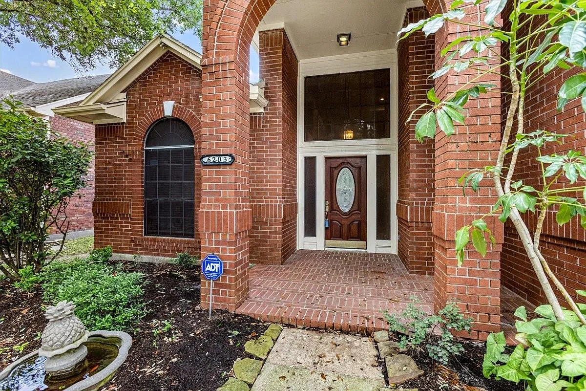 3 bed, 2.5 bath, 2690 sqft, $2,300 — Photo 4