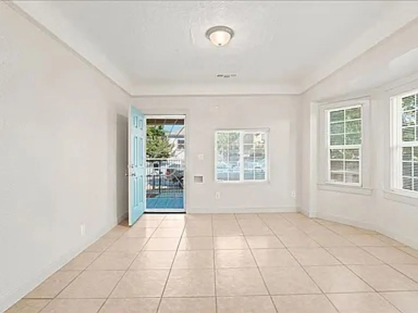 Beautifully Remodeled Home Near Ucdmc Modern Kitchen + Ev Charger — Photo 4
