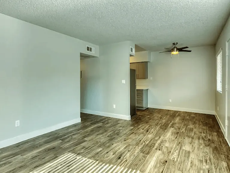 Gilbert Square Apartments — Photo 13