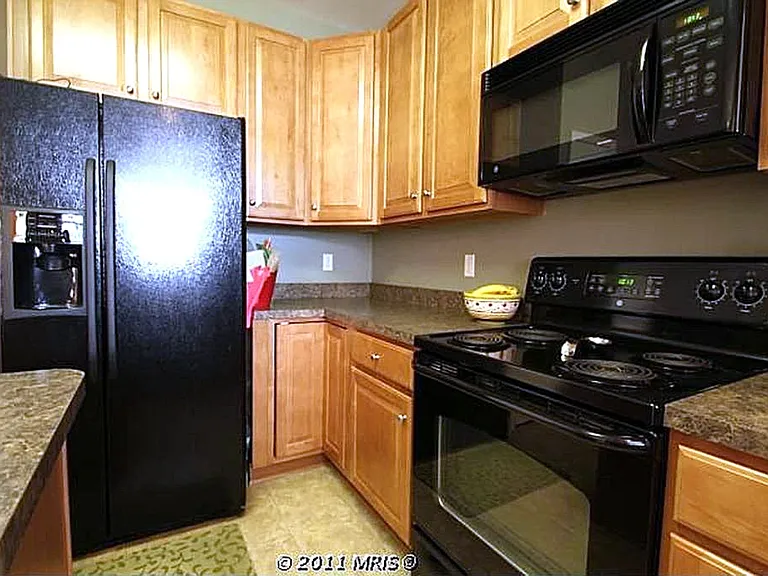 855 E Lombard St — Photo 7