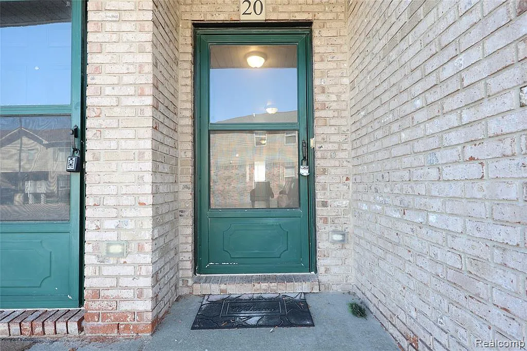2 bed, 2.0 bath, 2150 sqft, $1,300 — Photo 2