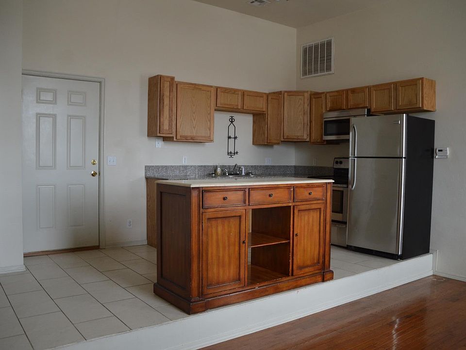 An open spacious kitchen w/granite counters & stainless appl