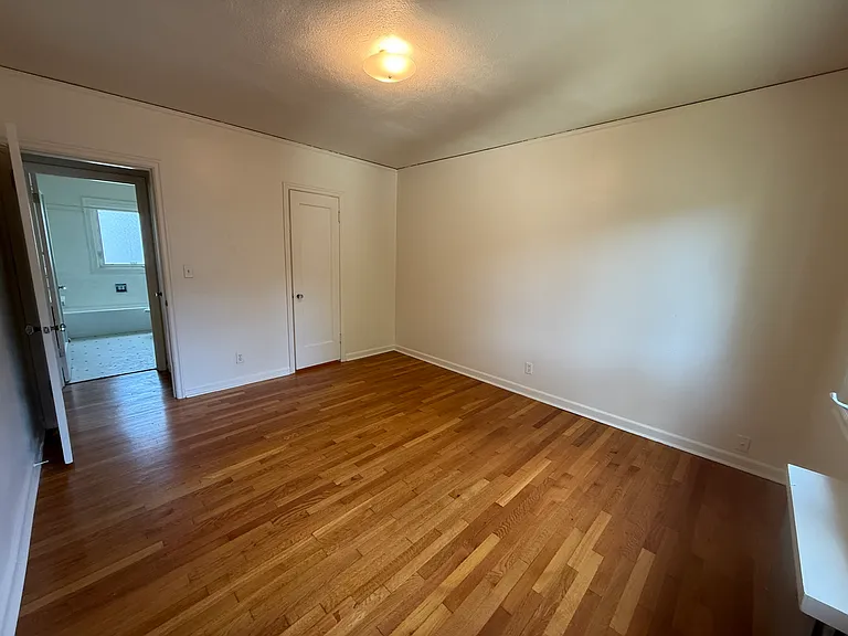 Bedroom, other view.