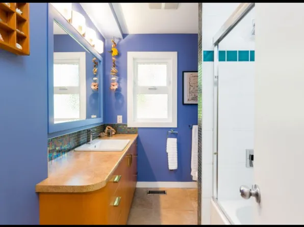 140 W Windsor Rd #3, North Vancouver, BC V7N 2M8