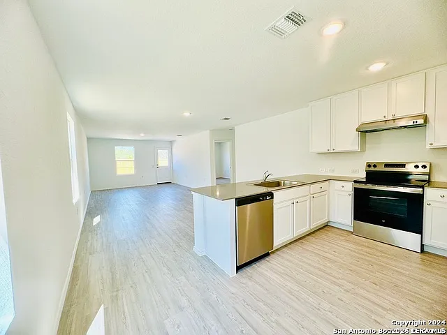 3 bed, 2.0 bath, 1450 sqft, $1,500 — Photo 2