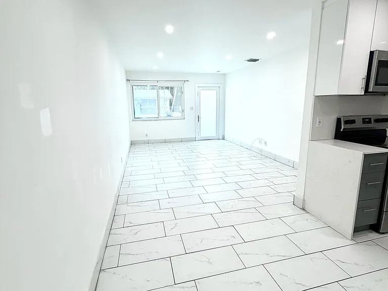 4665 SW 33rd Ave — Photo 3