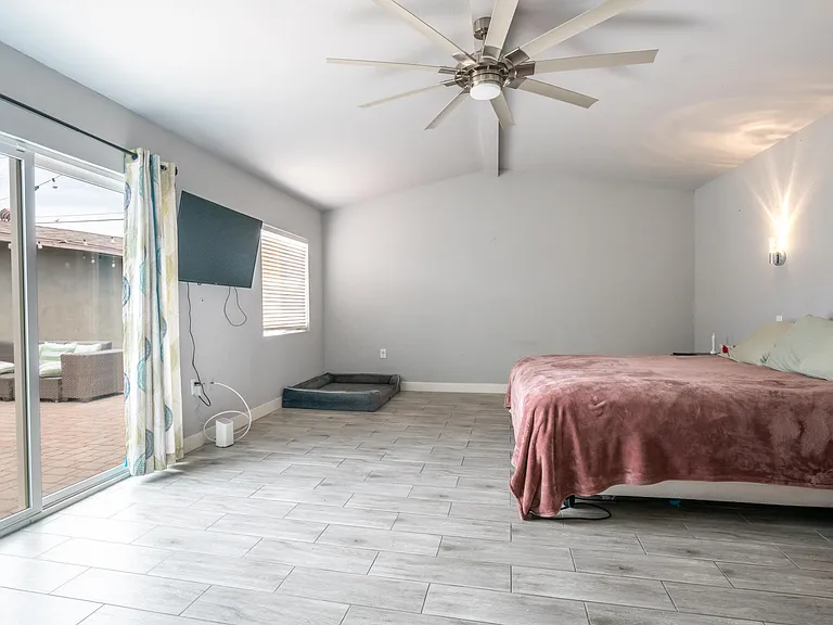 717 E Palmaire Ave — Photo 16