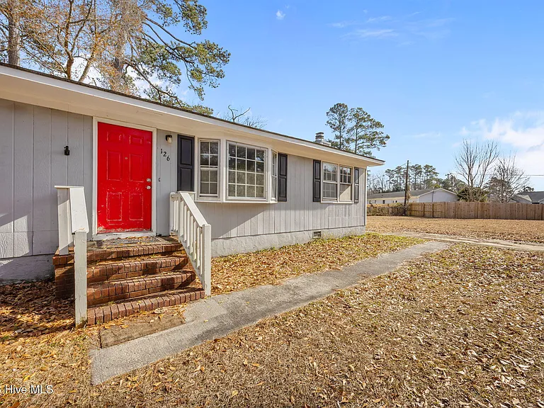 126 Woodland Dr — Photo 2