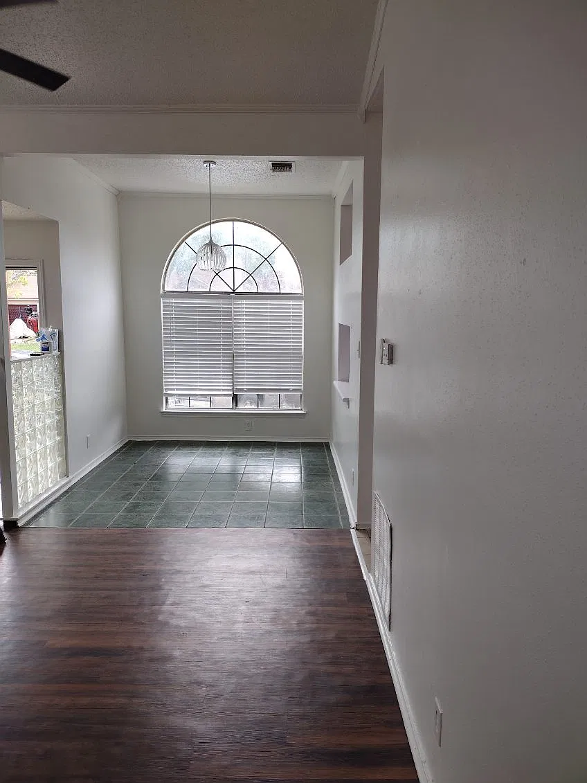 3 bed, 1054 sqft, $1,450 — Photo 2