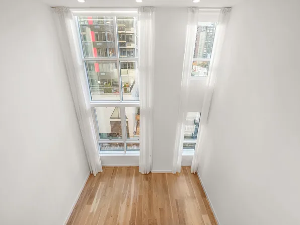 301 East 61st Street image 4 of 12