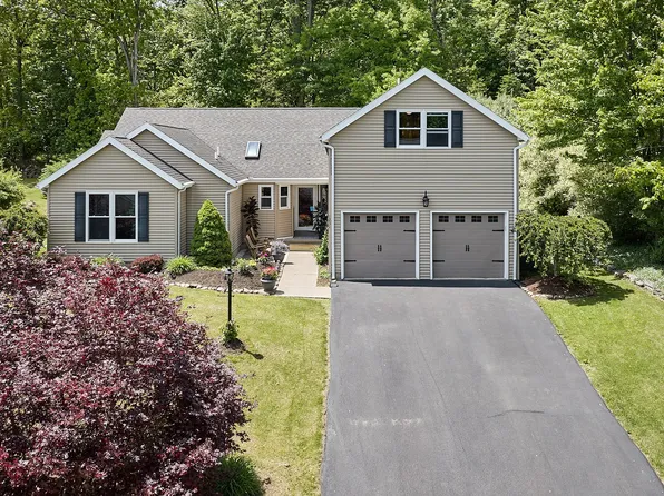 1231 Foxboro Ln, Endicott, NY 13760