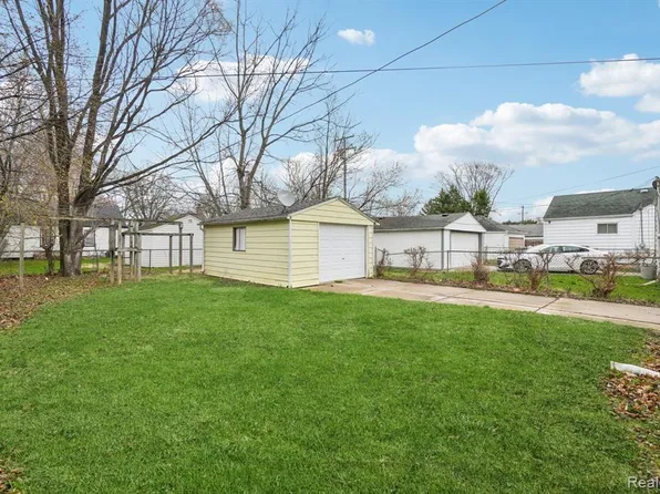 19717 Kenosha St, Harper Woods, MI 48225