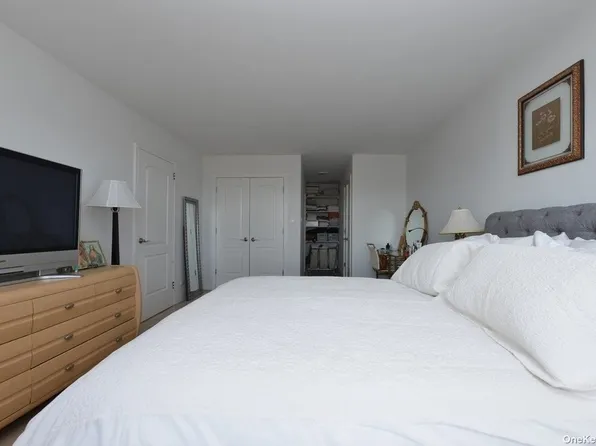 61-20 Grand Cent Parkway image 25 of 32