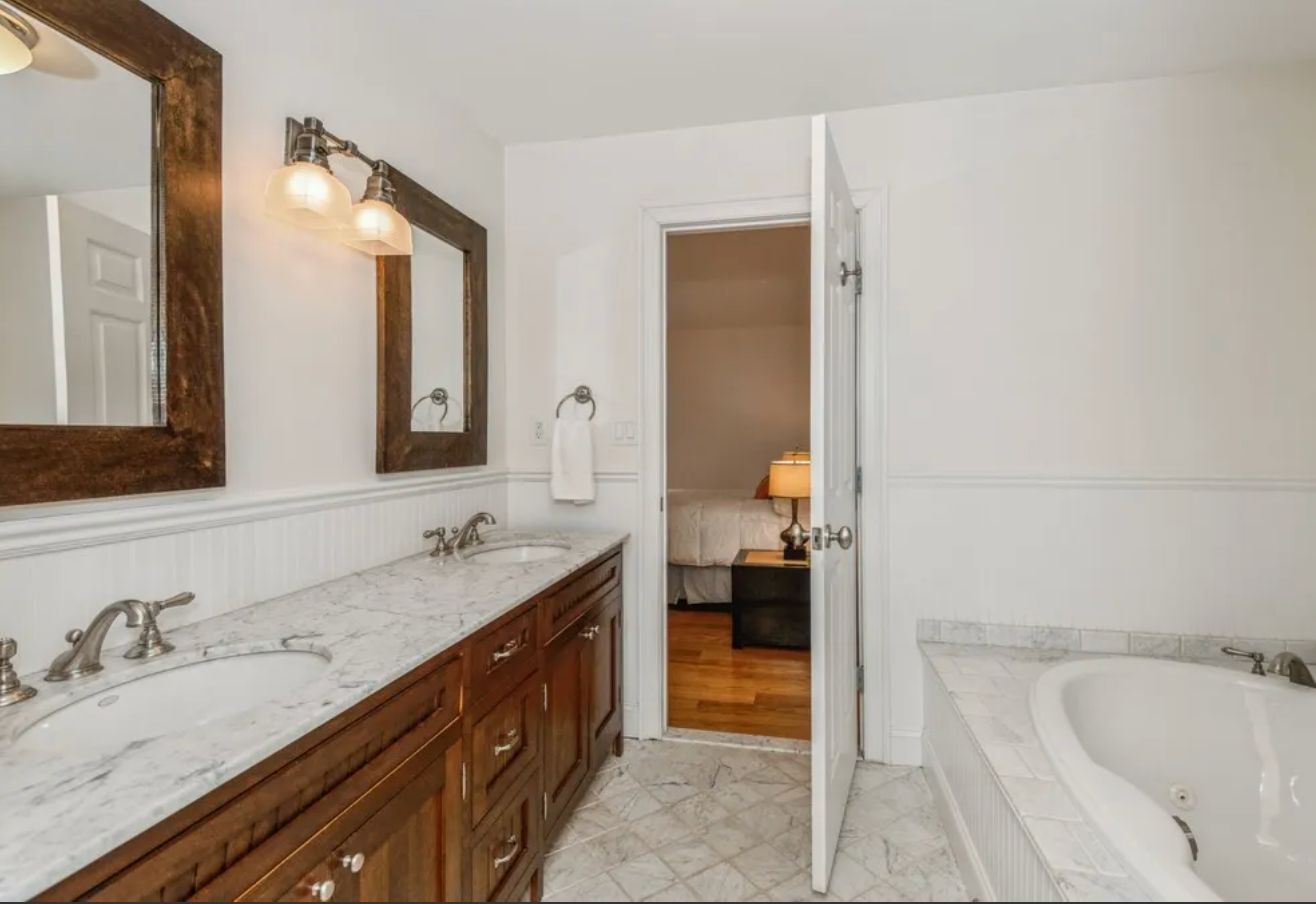  Primary Ensuite bathroom